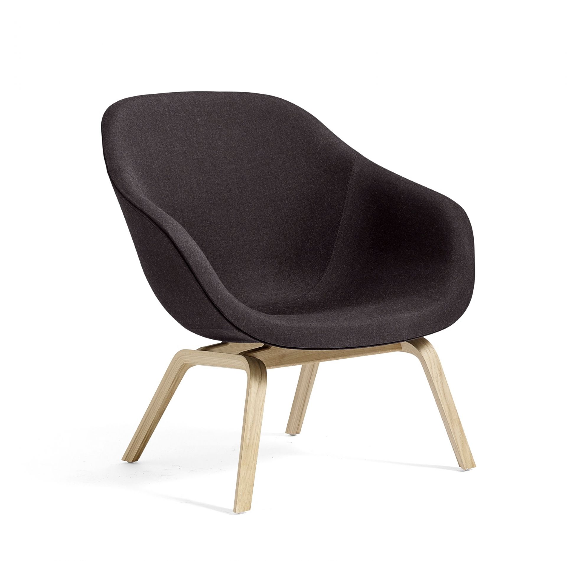 About a Lounge Sessel AAL 83 von Hay mit dunklem Stoffbezug und Holzgestell.
